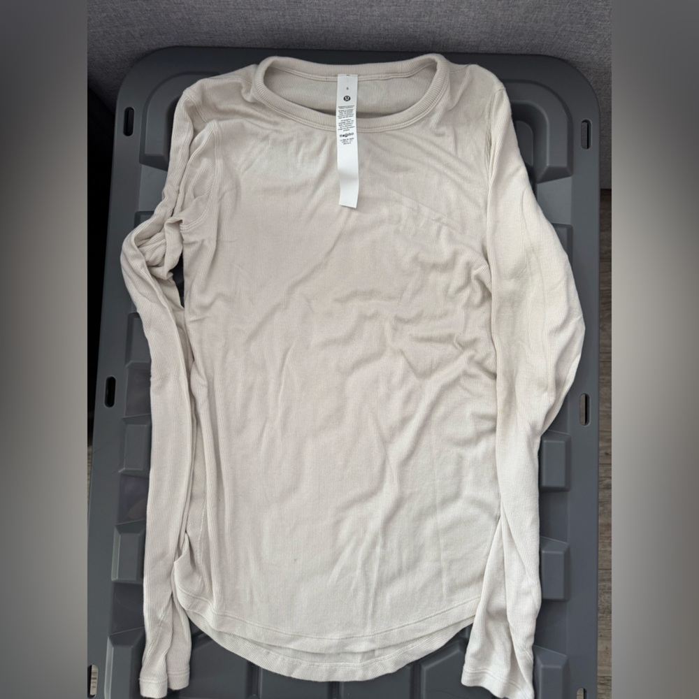 Lululemon Athletica hold tight long sleeve size 6